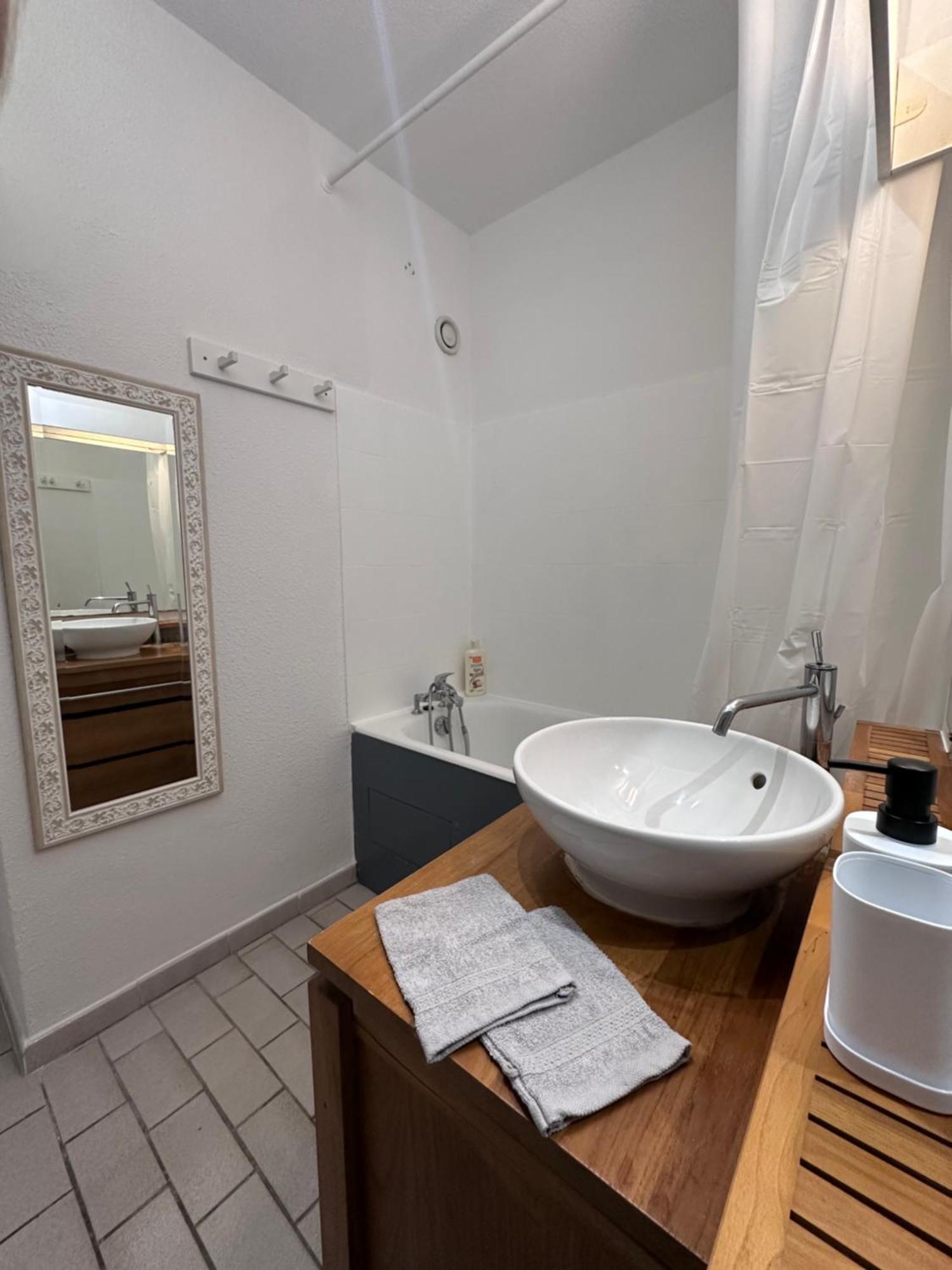 Studio Sur Le Port De Hyeres - A 2Min Des Plages, Clim & Balcon エクステリア 写真